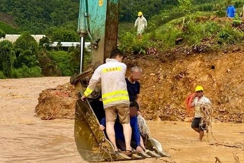 Công an lao xuống dòng lũ dữ cứu người bị nước cuốn trôi
