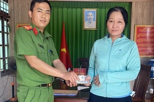 Công an giúp tìm và trao trả cọc tiền của người phụ nữ bị đánh rơi