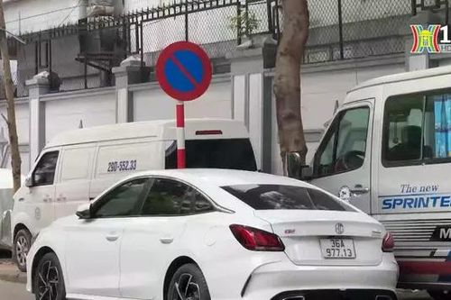 Đỗ xe làm vỉa hè xuống cấp