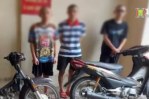 Nhóm thiếu niên ném vỏ chai bia vào người đi đường
