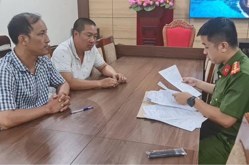 Tạm giữ hình sự 2 lái xe 'taxi dù' chèn xe trên Quốc lộ 18