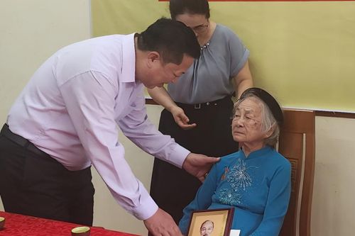 Bí thư Tỉnh ủy Trần Hồng Minh trao quà của Chủ tịch nước tặng Lão thành cách mạng tại xã Vĩnh Quang (Thành phố)