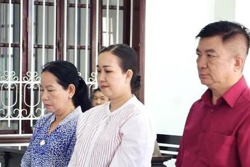 Cựu giám đốc và nhân viên bệnh viện ra tòa vì gây thiệt hại khi mua kit test của Việt Á