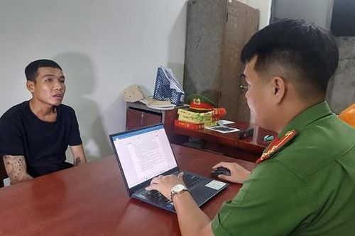 Kẻ đột nhập dùng lưỡi lam khống chế cướp vàng, ép nạn nhân chụp ảnh khỏa thân