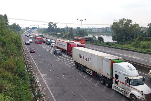 Khoảng cách an toàn giữa hai xe chạy trên đường được xác định thế nào?