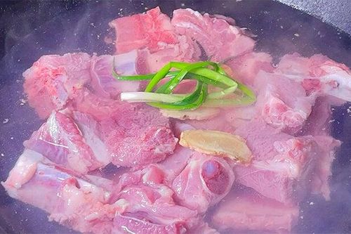 Chần sườn heo xong vẫn có mùi hôi là do làm sai điều này