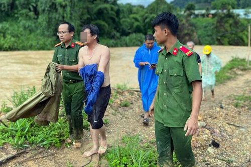 Công an ở Quảng Nam lao mình xuống dòng nước chảy xiết cứu người