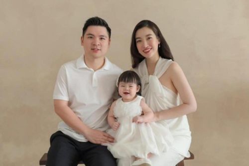 Hoa hậu Đỗ Mỹ Linh và chồng thiếu gia hé lộ hình ảnh con gái đầu lòng