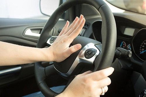 Ô tô bấm còi trong thời gian 22h- 5h ở đô thị bị phạt bao nhiêu tiền?