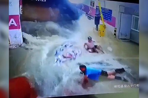Lũ quét kinh hoàng cuốn 6 người dân vào bãi đỗ xe