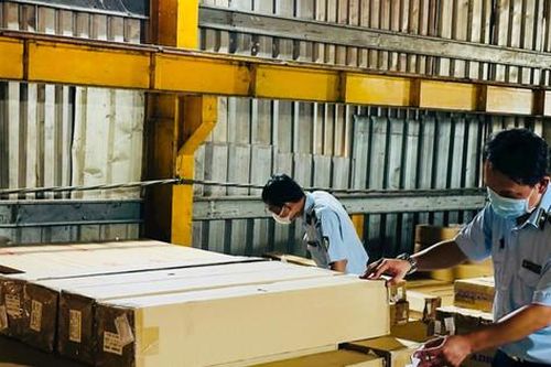 TP Hồ Chí Minh: Phát hiện, tạm giữ hàng nghìn sản phẩm có dấu hiệu nhập lậu