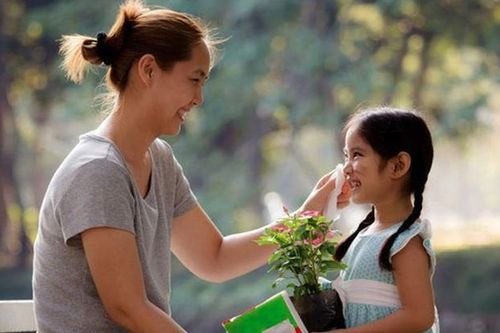 Cha mẹ tuyệt đối không dùng những lời này để khen trẻ bởi chúng rất độc hại
