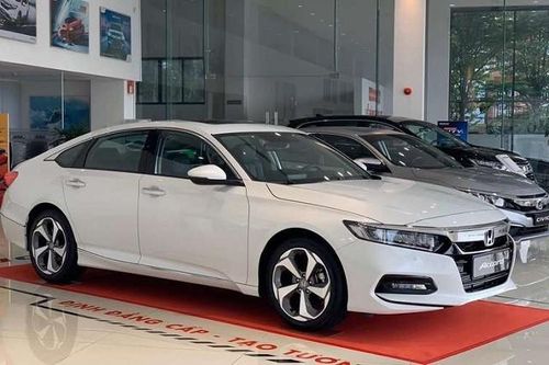 Giá lăn bánh Honda Accord mới nhất gây sốc khi giảm giá trên 200 trăm triệu đồng kèm cả ưu đãi, Mazda 6, Toyota Camry vất vả lo doanh số