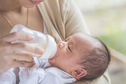 Trẻ dùng sữa công thức, cha mẹ cần chú ý điều chỉnh liều D3K2 cho con