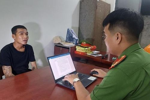 Dùng lưỡi lam đe dọa nữ chủ tiệm cắt tóc, ép chụp ảnh khỏa thân