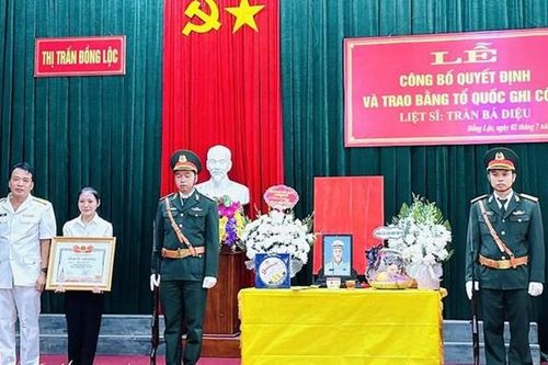 Trao Bằng Tổ quốc ghi công đến gia đình 3 liệt sĩ hy sinh ở Trường Sa