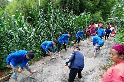 Đoàn viên thanh niên tham gia chiến dịch bê tông hóa, nối kết muôn nẻo đường