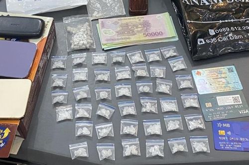 Thu giữ 'gói hàng đặc biệt' của người phụ nữ ngay cửa thang máy khu chung cư cao cấp