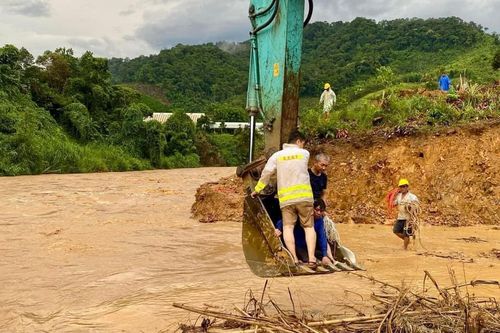Giải cứu người đàn ông mắc kẹt giữa sông do lũ lớn