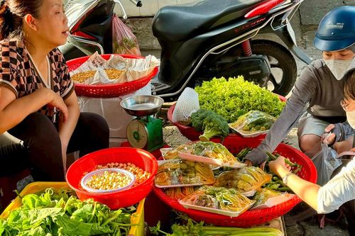 Người dân cắt giảm chi tiêu không thiết yếu