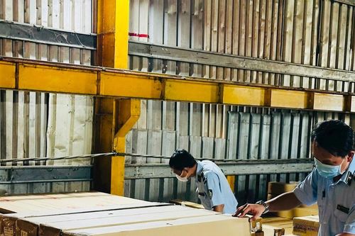 Phát hiện hàng ngàn đồ điện gia dụng không rõ nguồn gốc.