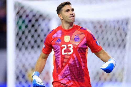 Emiliano Martinez lại gây ấn tượng mạnh