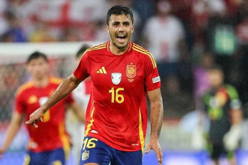 Kroos hay, nhưng Rodri đẳng cấp không kém