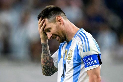 Cái ôm đầu mệt mỏi của Messi