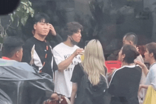 Daesung (Big Bang) uống nước mía tại chợ Bến Thành