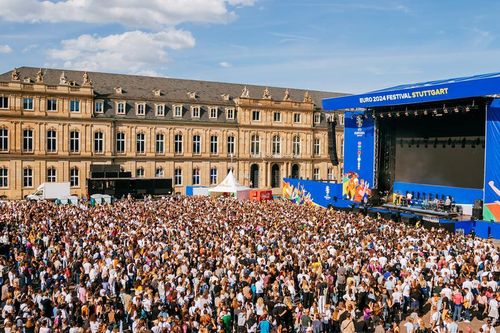 Nhật ký hành trình: Ở nhà của Musiala, Porsche, Mercedes và rượu vang