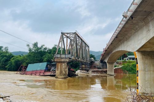 Một tàu cuốc trôi tự do và mắc kẹt vào trụ cầu Tô Mậu
