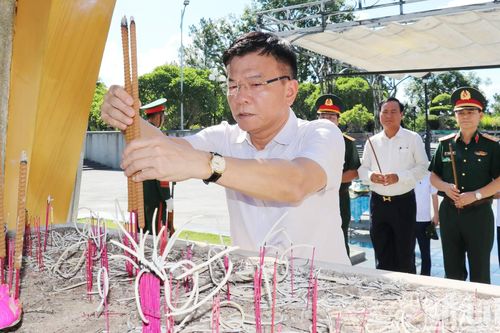 Phó Thủ tướng Lê Thành Long thăm và tặng quà tại Quảng Trị
