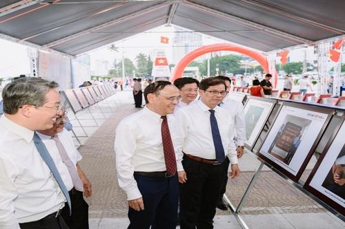 Trưng bày ảnh 'Luật gia Việt Nam với biển, đảo quê hương' đón hơn 3.000 lượt khách tham quan