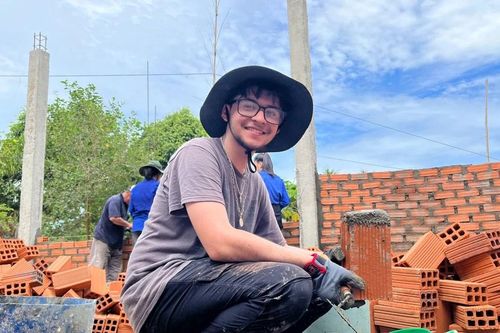Học sinh Mỹ giúp người dân Quảng Ngãi xây nhà