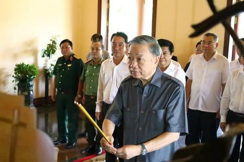 Chủ tịch nước Tô Lâm dâng hương tưởng nhớ Thủ tướng Võ Văn Kiệt và Chủ tịch Hội đồng Bộ trưởng Phạm Hùng