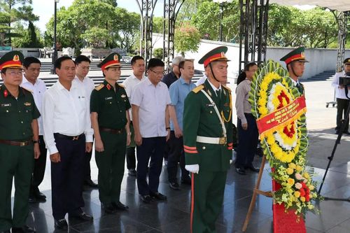 Phó Thủ tướng Lê Thành Long tri ân liệt sĩ và tặng quà Bà mẹ VNAH ở Quảng Trị