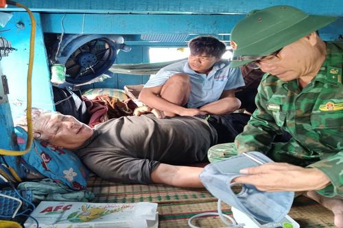 BĐBP Quảng Bình tiếp nhận và chuyển viện cấp cứu kịp thời 1 ngư dân bị tai biến trên biển