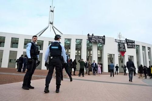 Người biểu tình ủng hộ Palestine trèo lên mái nhà Quốc hội Úc