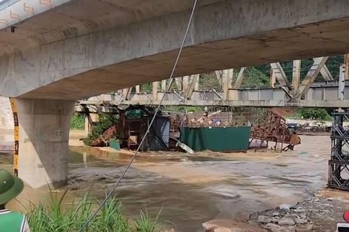 Chờ nước rút chuyển tàu mắc kẹt ra khỏi gầm cầu Tô Mậu cũ