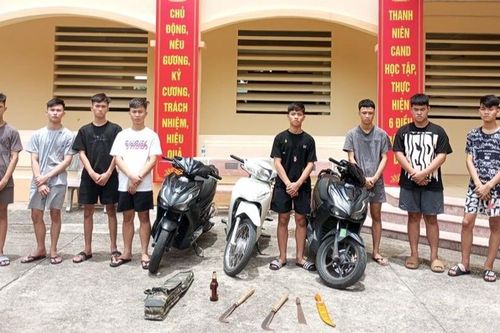 8 thanh thiếu niên mang dao, vỏ chai bia vô cớ đánh người đi đường