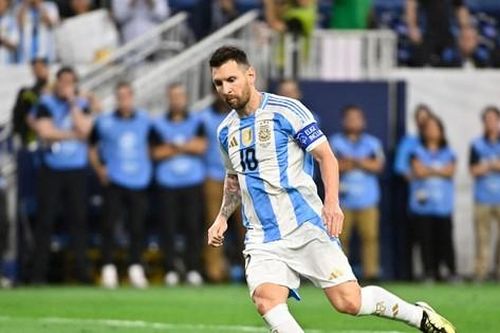Messi sút panenka lỗi, Argentina vẫn đánh bại Ecuador trên loạt sút luân lưu