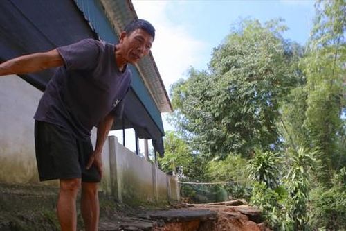 Sống chênh vênh bên miệng 'hà bá'