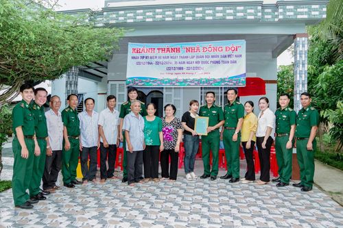 Bàn giao 'Nhà đồng đội' cho quân nhân