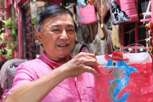 Người đàn ông U70 'nhuộm hồng' đường phố nhờ tái chế rác thải