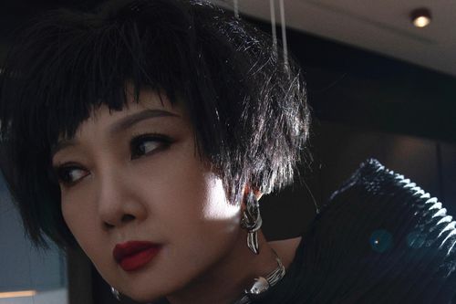 'Bà mẹ quốc dân' trên phim lam lũ, ngoài đời là NSND trẻ đẹp không ngờ