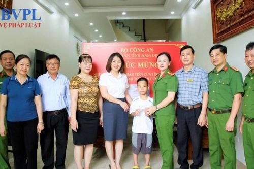 Công an tỉnh - Bưu điện tỉnh Nam Định trao Căn cước tận tay công dân