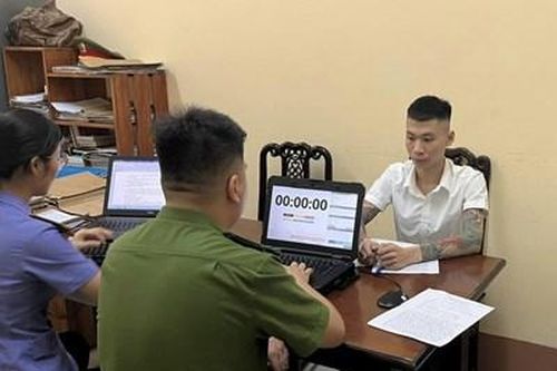 Phê chuẩn khởi tố 6 đối tượng mua bán thiếu nữ 15 tuổi làm nhân viên quán karaoke