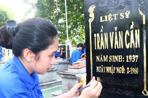 Thanh niên, học sinh chung tay sơn lại chữ trên bia mộ các liệt sĩ
