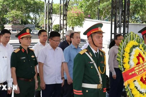 Phó Thủ tướng Lê Thành Long thăm và tặng quà tại Quảng Trị