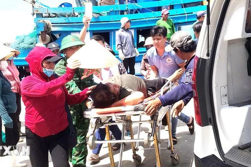 Quảng Bình: Kịp thời tiếp nhận và hỗ trợ y tế một ngư dân bị tai biến trên biển